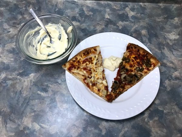 creamy-garlic-dipping-sauce Pizza with bowl of creamy garlic dipping sauce