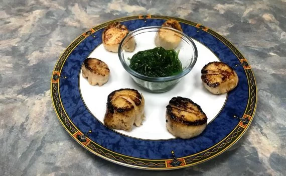 seared scallops with seaweed salad