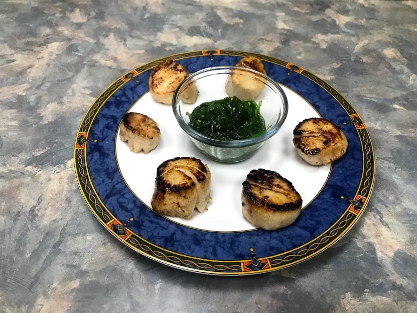 seared scallops with seaweed salad